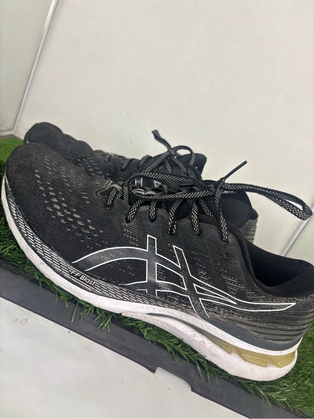 ASICS Gel Kayano 29 Mens Size 11 Black White Running Sneakers 1012B297